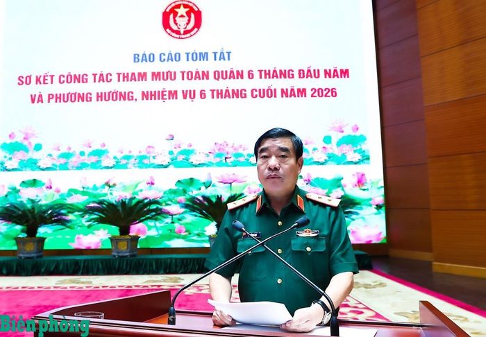Trung tướng Nguyễn Bá Lực, Phó Tổng Tham mưu trưởng Quân đội nhân dân Việt Nam trình bày báo cáo tóm tắt kết quả công tác tham mưu toàn quân 6 tháng đầu năm 2026. Ảnh: Thanh Xuân