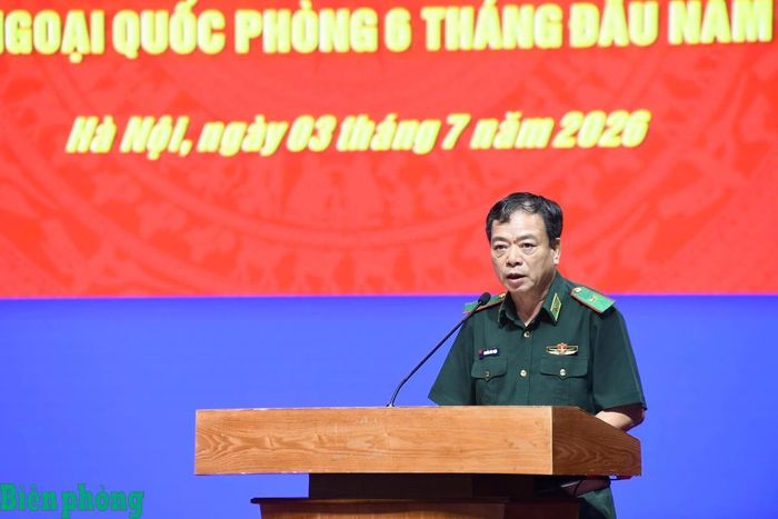 Thiếu tướng Nguyễn Văn Thiện phát biểu tham luận tại hội nghị. Ảnh: Cẩm Linh