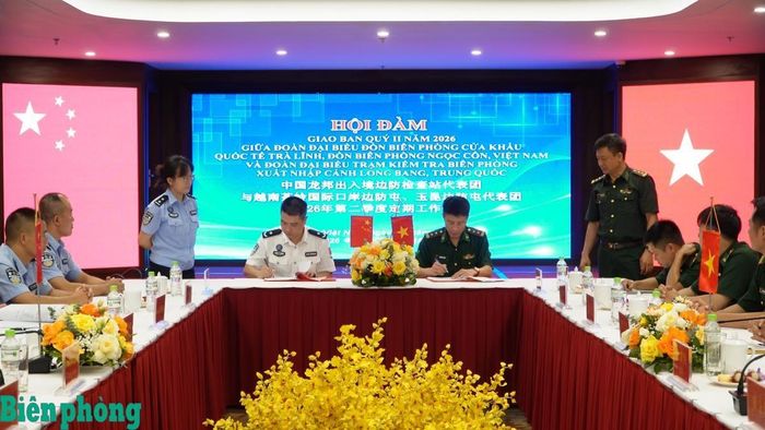 Trưởng đoàn đại biểu hai bên ký kết biên bản ghi nhớ hội đàm. Ảnh: Nông Văn Tuấn