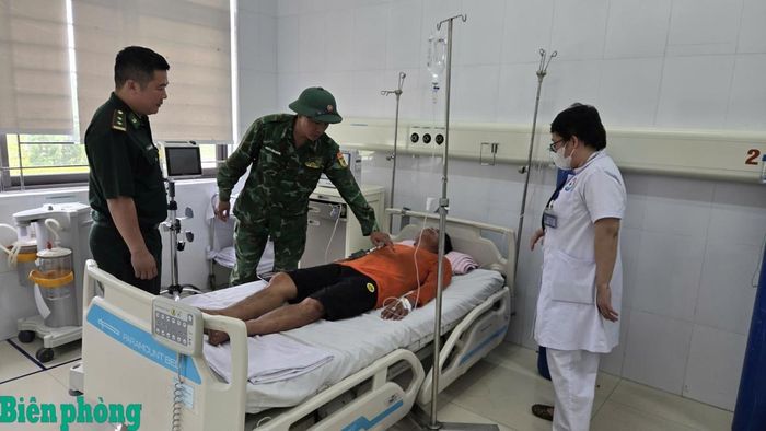 Cán bộ Đồn Biên phòng Cô Tô thăm hỏi, động viên các thuyền viên. Ảnh: Trọng Giáp