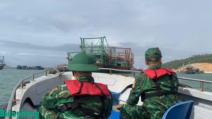 Cán bộ Đồn Biên phòng Cô Tô tuyên truyền, vận động nhân dân, ngư dân chằng chống nhà cửa, neo đậu phương tiện tàu thuyền, bè mảng, về nơi tránh, trú bão an toàn. Ảnh: Trọng Giáp