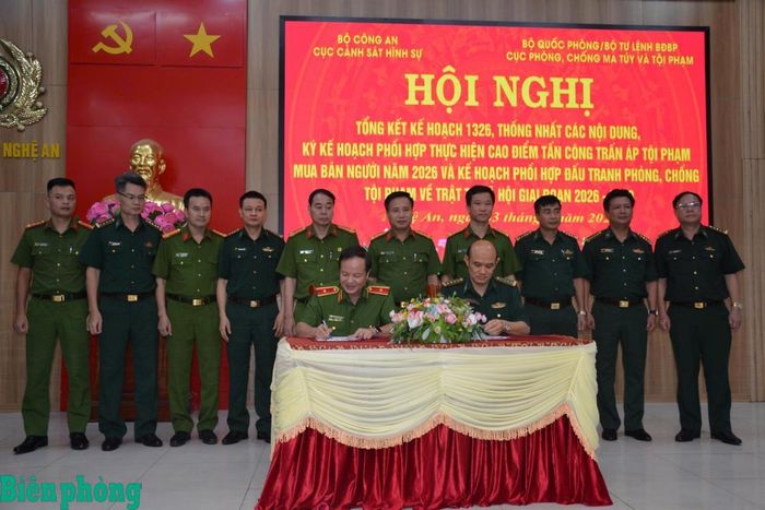 Đại diện chỉ huy hai đơn vị ký kết kế hoạch phối hợp thực hiện đợt cao điểm tấn công, trấn áp tội phạm mua bán người năm 2026. Ảnh: Hoa Lê