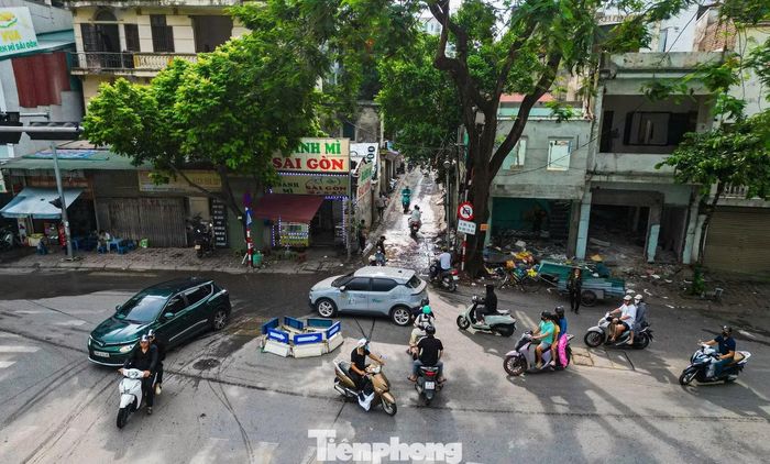 Ngõ 381 Nguyễn Khang đã xuống cấp nhiều năm, thường xuyên xảy ra ùn tắc vào giờ cao điểm, gây ảnh hưởng lớn đến đời sống và sinh hoạt của người dân.