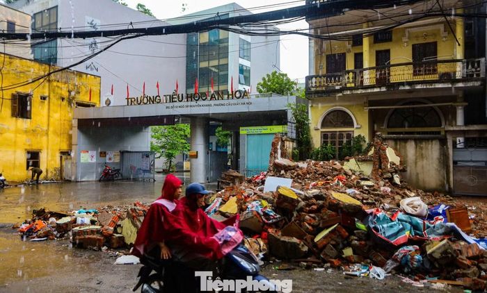 Người dân sinh sống lâu năm ở khu vực này cho biết, trước đây con ngõ này cứ nắng thì bụi bẩn bay mù mịt, còn mưa thì đường ngập ngụa bùn đất. "Chúng tôi mong muốn chính quyền sớm hoàn thành dự án để mọi người, nhất là các cháu học sinh đi lại đỡ khổ".