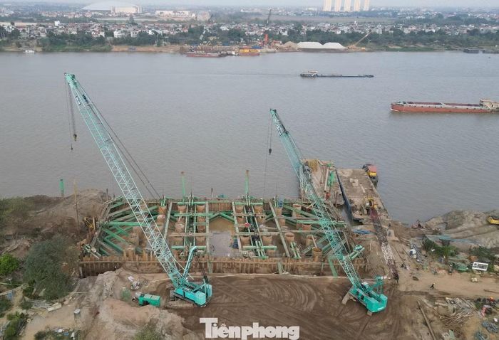 Công trường thi công trụ cầu Tứ Liên qua sông Hồng. Ảnh: Trọng Đảng
