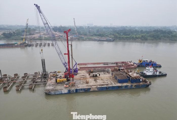 Thi công cầu Trần Hưng Đạo qua sông Hồng.