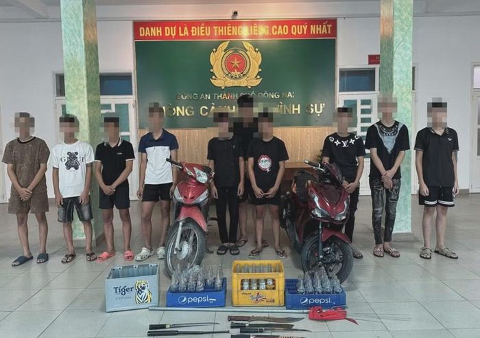 Các đối tượng cùng tang vật (ảnh:CAĐN)