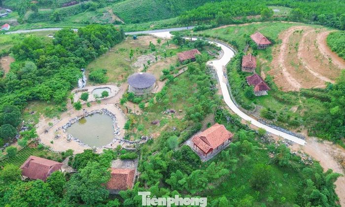 Đại diện chủ đầu tư dự án Khu du lịch và nghỉ dưỡng sinh thái suối khoáng nóng Thành Minh cho biết, đơn vị đang hoàn thiện thủ tục để thực hiện nghĩa vụ tài chính, thuê đất theo quy định để dự án sớm triển khai. Đại diện chủ đầu tư cũng xác nhận doanh nghiệp đang xin chuyển đổi khu đất phía bên ngoài dự án đang dựng các khu nhà sàn, xây bể bơi sang sử dụng đất đa mục đích.