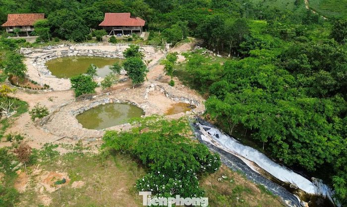2 bể bơi lớn đang được lát, kè đá, đổ sỏi đá tự nhiên để cải tạo.