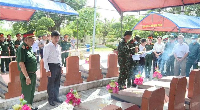 Cán bộ, chiến sĩ Bộ Chỉ huy Quân sự tỉnh Lâm Đồng thắp hương trước khi lấy mẫu ADN