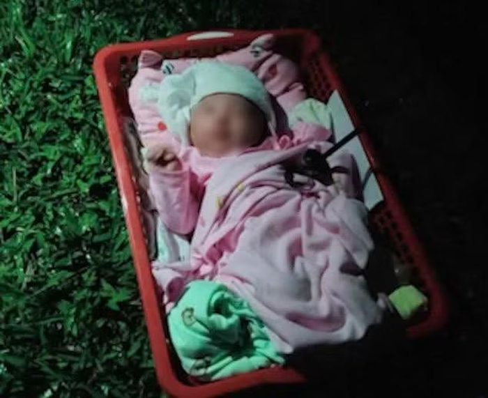 Bé sơ sinh bị bỏ rơi.
