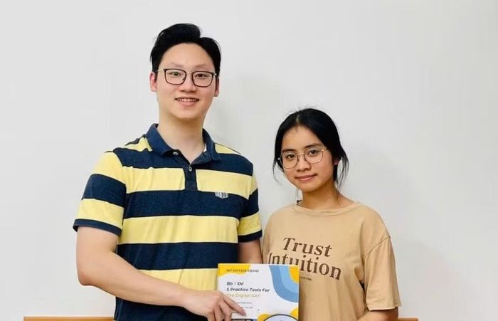 Hà Chi (bên phải ảnh) cùng thầy giáo luyện thi SAT.