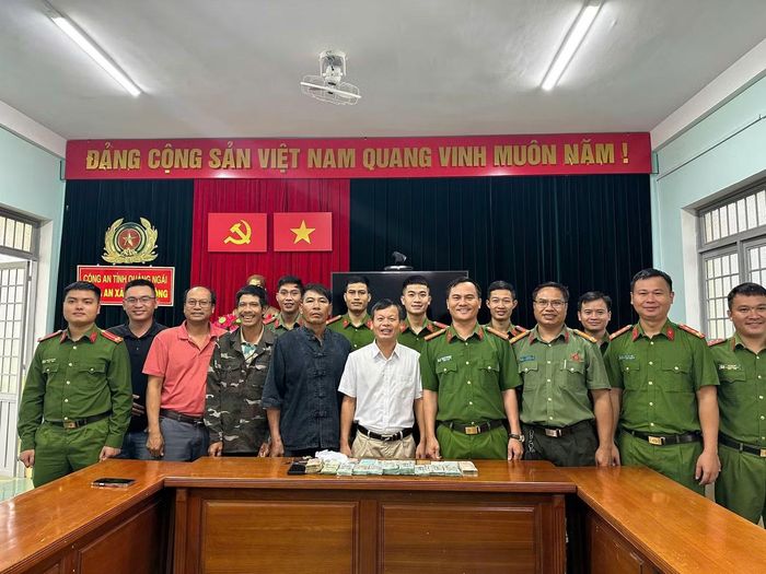 Công an xã Tu Mơ Rông bàn giao công dân đi lạc và tài sản cho người nhà.