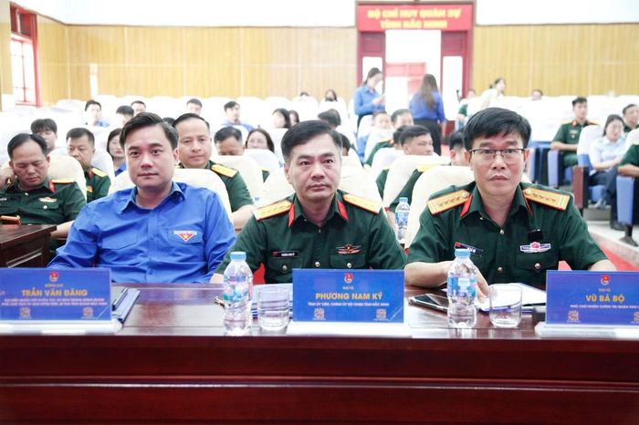 Lãnh đạo Cục Chính trị Quân khu I, Bộ Chỉ huy Quân sự tỉnh và Tỉnh Đoàn Bắc Ninh dự hội nghị.