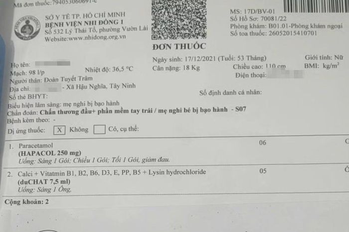  Bé A.N. được các bác sĩ chẩn đoán chấn thương đầu và phầm mềm tay trái. Ảnh: Phụ huynh cung cấp 
