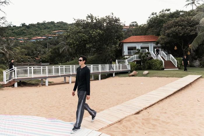 Ban tổ chức yêu cầu người mẫu làm quen với đường catwalk ngoài trời. Ê-kíp rà soát đội hình, khoảng cách và thời lượng của từng màn trình diễn để thống nhất với kịch bản chương trình.