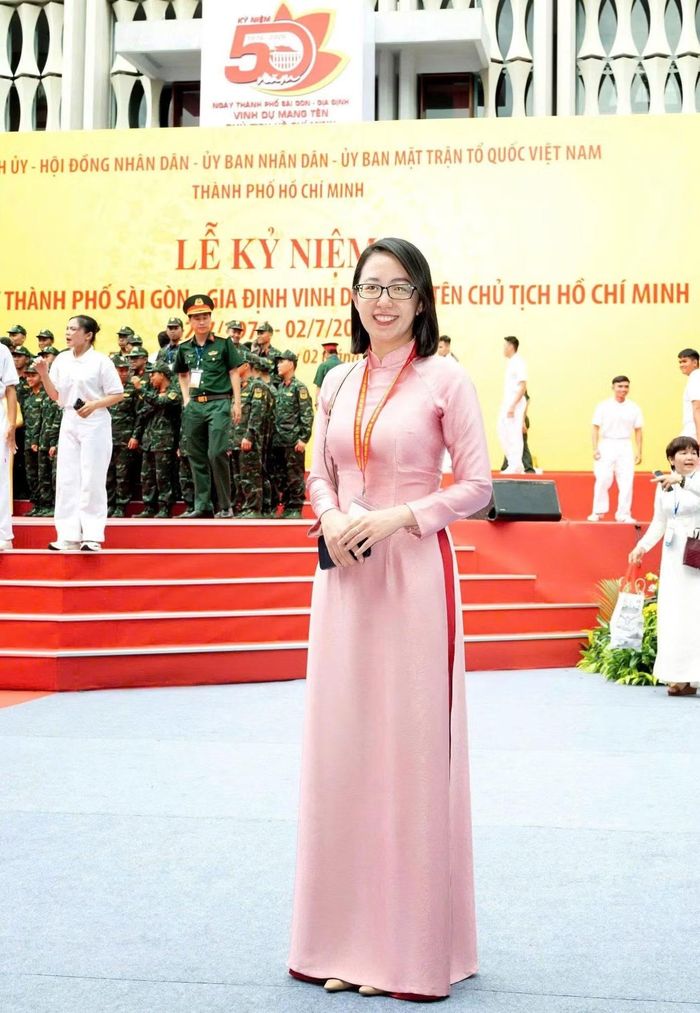  Chị Châu Minh Hiền lưu lại kỷ niệm với dấu mốc tròn nửa thế kỷ TPHCM mang tên Bác. Ảnh: Quốc Thanh 