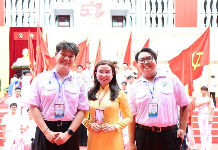 Bà Nguyễn Phạm Duy Trang - Ủy viên thường trực Ủy ban Văn hóa và Xã hội của Quốc hội khóa XVI, nguyên Bí thư Trung ương Đoàn TNCS Hồ Chí Minh, cùng các bạn hội viên, sinh viên tại buổi lễ đặc biệt.