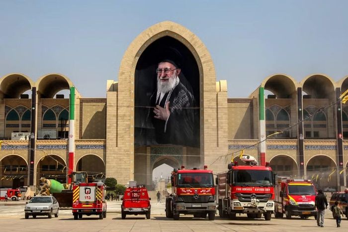 Các hệ thống làm mát đang được lắp đặt trong sân của nhà thờ Hồi giáo Imam Khomeini Musalla. Ảnh: Getty