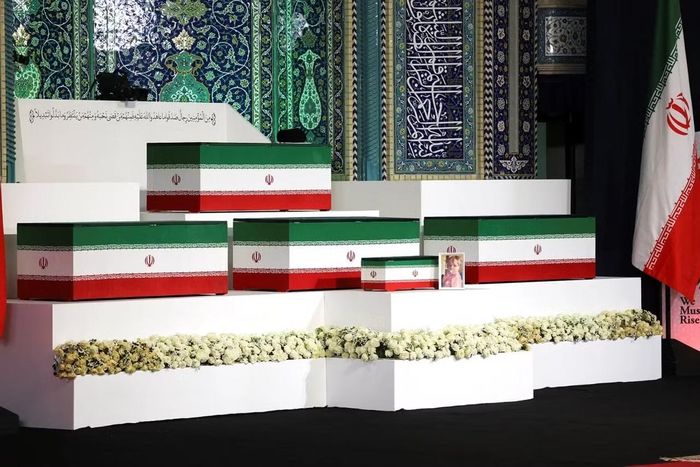 Năm chiếc quan tài được đặt tại Đại bảo tàng Mosalla ở Tehran hôm thứ Sáu (3/7). Ảnh: Reuters