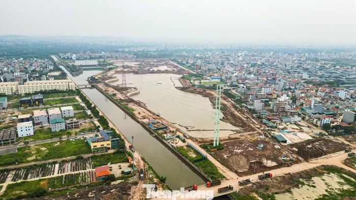 Cách đó không xa, hồ điều hòa Yên Nghĩa 1 (xã An Khánh) có diện tích khoảng 20 ha, tổng mức đầu tư 858 tỷ đồng. Công trình được thiết kế với mực nước sâu 4 m, bờ kè dài 2,5 km và cống điều tiết kết nối với kênh La Khê.