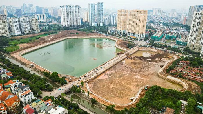 Trong ảnh là hồ điều hòa Đồng Bông 2 được xây dựng tại khu vực phía Tây Hà Nội, có nhiệm vụ điều tiết nước cho lưu vực Mễ Trì, Đại Mỗ, Mỹ Đình và các khu vực lân cận.