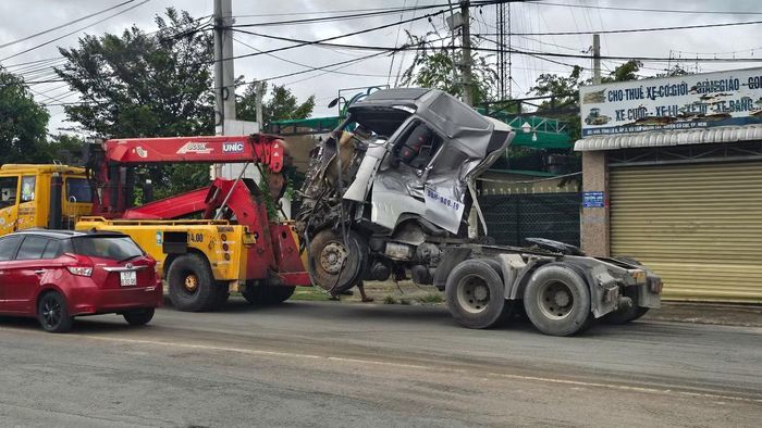 Xe đầu kéo bẹp nhúm sau tai nạn.