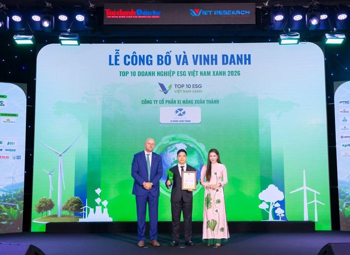 Đại diện lãnh đạo Xi Măng Xuân Thành nhận giải thưởng Top 10 Doanh nghiệp ESG Việt Nam Xanh 2026