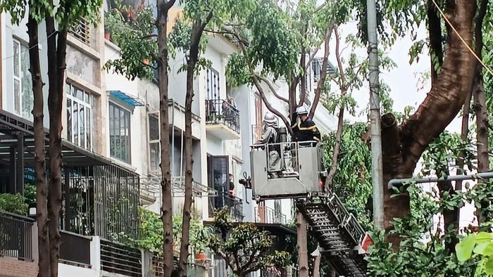 Nhiều xe cứu thương có mặt bên ngoài. Lực lượng chức năng phong tỏa hiện trường phục vụ công tác chữa cháy, cứu nạn. Ảnh: Thanh Hà