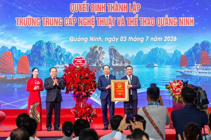 Tỉnh Quảng Ninh trao quyết định thành lập Trường Trung cấp Nghệ thuật và Thể thao.