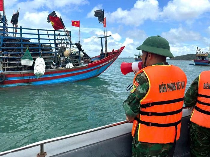 Lực lượng chức năng đặc khu Cô Tô kêu gọi tàu thuyền về nơi tránh trú bão an toàn.