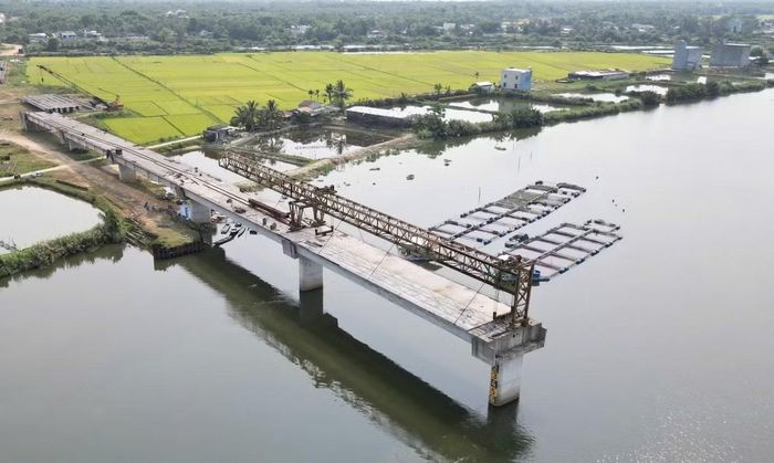 Cầu Tam Tiến nối khu vực Tam Tiến và Tam Xuân 1, thuộc huyện Núi Thành, tỉnh Quảng Nam cũ (nay là xã Tam Xuân, TP. Đà Nẵng ) thi công dang dở.