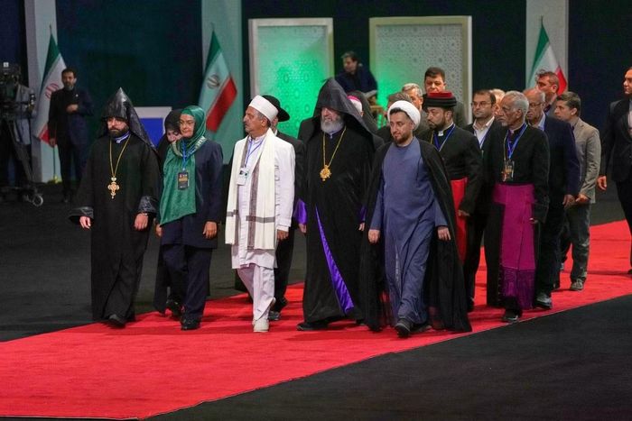 Các chức sắc tôn giáo đến viếng ông Ali Khamenei. (Ảnh: AP)