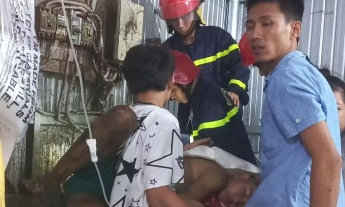Lực lượng chức năng TP. Huế phối hợp cứu nạn khẩn cấp nam thanh niên bị mắc kẹt cánh tay trong máy tái chế hạt nhựa. Ảnh CTV
