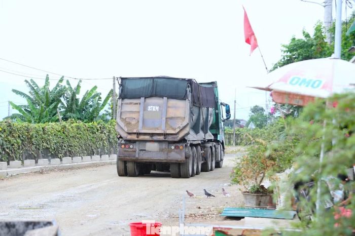 Việc xe trọng tải lớn hoạt động liên tục trên đoạn đường chưa được hoàn thiện khiến tình trạng bụi bặm, xuống cấp càng trở nên nghiêm trọng.