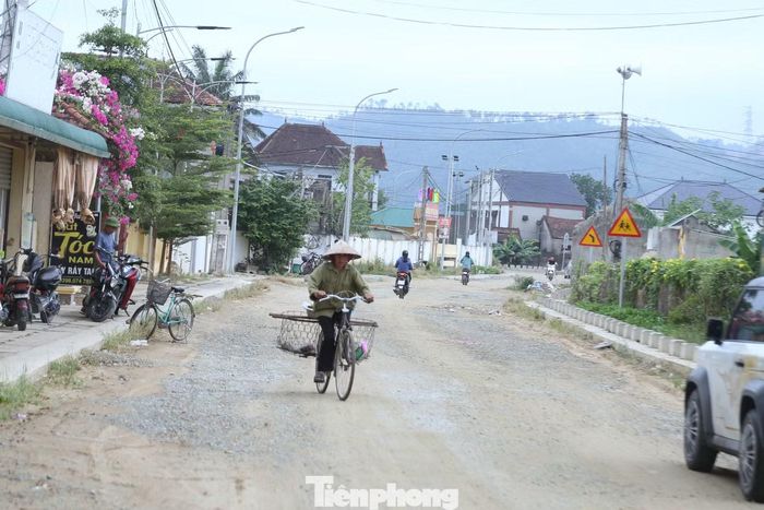 Khác với những đoạn đường đã được thi công hoàn chỉnh, khu vực này vẫn ngổn ngang đất đá, mặt đường lồi lõm. Nhiều tháng qua, công trường gần như không còn máy móc hay công nhân làm việc, chỉ còn lại con đường dang dở nằm giữa khu dân cư.