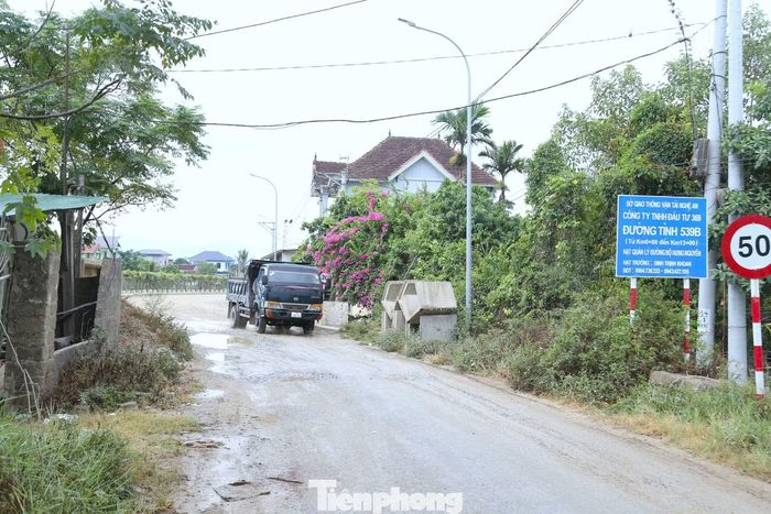 Khởi công từ tháng 3/2024, dự án nâng cấp, mở rộng Tỉnh lộ 539B (đường Lê Hồng Sơn) có tổng mức đầu tư hơn 126,8 tỷ đồng, được kỳ vọng hoàn thành vào cuối năm 2025. Đến nay, nhiều đoạn tuyến đã được mở rộng, trải nền và cơ bản hoàn thiện. Thế nhưng, gần 500m qua xóm Sào Nam vẫn còn dang dở, trở thành “điểm nghẽn” khiến toàn bộ dự án chưa thể về đích.