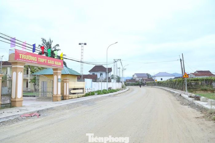 Tuyến đường có nhiều trường học, việc thi công dang dở khiến học sinh và phụ huynh gặp nhiều khó khăn, tiềm ẩn nguy cơ mất an toàn khi lưu thông.