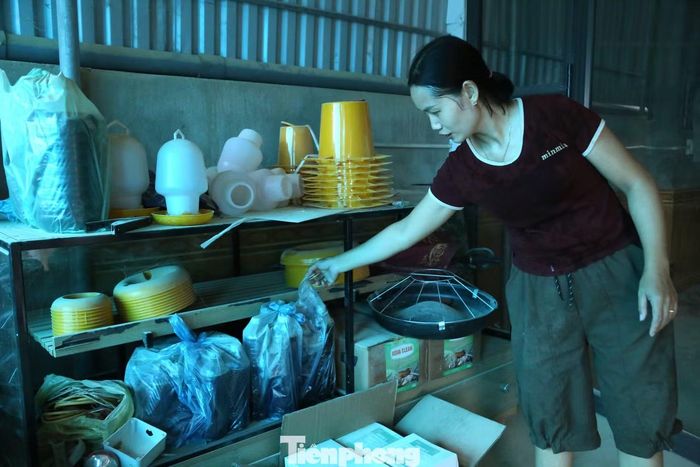 Chị Hồ Thị Thủy (trú xóm Sào Nam) cho biết, gia đình có con nhỏ nên luôn thấp thỏm lo lắng mỗi khi các cháu ra ngoài vui chơi. “Bụi nhiều quá nên gia đình rất sợ ảnh hưởng đến sức khỏe của các cháu, nhất là các bệnh về hô hấp. Ngày nào cũng phải tưới nước trước cửa nhà để giảm bụi, nhưng chỉ cần vài chiếc xe chạy qua là bụi lại phủ kín sân và trong nhà. Lau dọn bao nhiêu cũng không xuể”, chị Thủy chia sẻ.