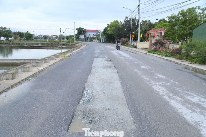 Ông Vương Hồng Thái, Chủ tịch UBND xã Vạn An, cho biết, nguyên nhân chính khiến dự án chậm tiến độ là vẫn còn vướng mắc trong công tác giải phóng mặt bằng. Một số hộ dân chưa thống nhất phương án chi trả kinh phí hỗ trợ, ảnh hưởng đến quá trình triển khai. Địa phương đang phối hợp với Ban Quản lý dự án tỉnh Nghệ An tập trung giải quyết dứt điểm các tồn tại để sớm hoàn tất công tác bồi thường, hỗ trợ. Đồng thời, xã cũng đề nghị nhà thầu nhanh chóng đưa máy móc, nhân lực trở lại công trường để đẩy nhanh tiến độ thi công đoạn tuyến còn dang dở.