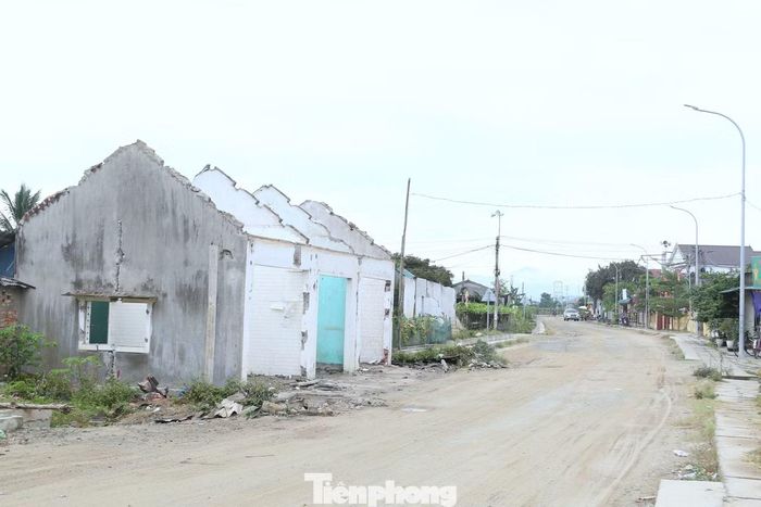 Theo phản ánh của người dân, đơn vị thi công đã rút máy móc khỏi hiện trường từ nhiều tháng trước. Ngoài một số thời điểm xuất hiện để khơi thông dòng chảy sau mưa lớn, công trường gần như không có hoạt động thi công. Điều khiến người dân lo lắng không chỉ là tiến độ chậm mà còn là việc công trình kéo dài trong tình trạng “án binh bất động”, khiến họ không biết đến bao giờ đoạn đường mới được hoàn thành.