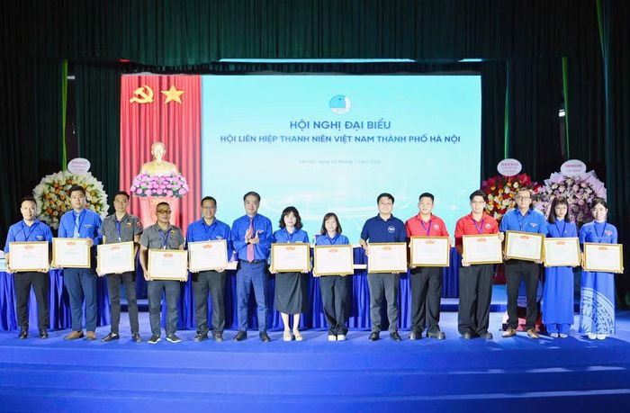 Dịp này, T.Ư Hội LHTN Việt Nam trao tặng bằng khen cho các tập thể có thành tích xuất sắc trong công tác Hội và phong trào thanh niên năm 2025
