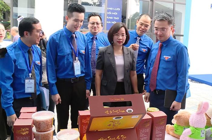Trong khuôn khổ Hội nghị đã giới thiệu các sản phẩm OCOP tiêu biểu đến từ các xã, phường; giới thiệu dấu ấn, mô hình tiêu biểu và thành tựu nổi bật của 11 tổ chức hội, câu lạc bộ, tổ, đội, nhóm trực thuộc.