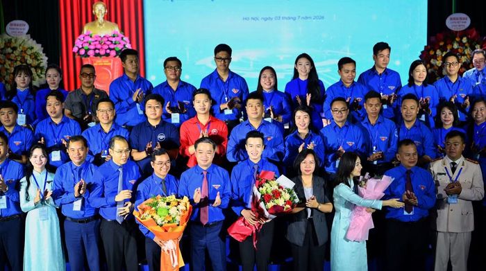 Lãnh đạo T.Ư Hội LHTN Việt Nam, Ủy ban MTTQ Việt Nam TP Hà Nội tặng hoa chúc mừng Ủy ban Hội LHTN Việt Nam TP Hà Nội. Ảnh: K.A