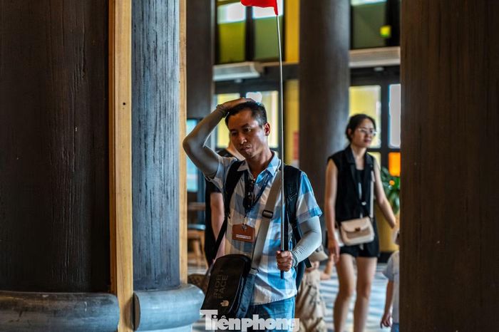 Hướng dẫn viên của một đơn vị lữ hành lớn tại Quảng Ninh cho biết, đơn vị phải hủy toàn bộ tour tham quan tuyến ngày cũng như nghỉ đêm trên vịnh Hạ Long trong 2 ngày cuối tuần vì bão đổ bộ vào Quảng Ninh. "Chúng tôi hoàn trả lại 50% số tiền tour khách đã trả, đây là sự cố ngoài ý muốn, đặc biệt khi du lịch biển phụ thuộc nhiều vào yếu tố thời tiết", hướng dẫn viên chia sẻ.