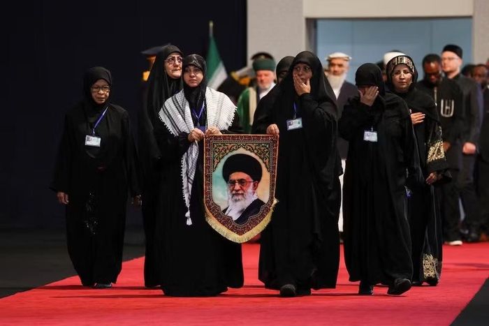 Phụ nữ bày tỏ lòng kính trọng khi đi đến gần quan tài của cố Lãnh đạo tối cao Iran Ali Khamenei và các thành viên gia đình ông, vào ngày các đại biểu quốc tế tham gia lễ tiễn biệt ông Khamenei, tại Đại sảnh Imam Khomeini ở thủ đô Tehran của Iran, ngày 3/7/2026. Ảnh: Reuters.