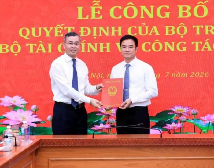Bộ trưởng Tài chính Ngô Văn Tuấn trao quyết định bổ nhiệm cho Đại tá Vũ Cao Sơn. Ảnh: MOF.