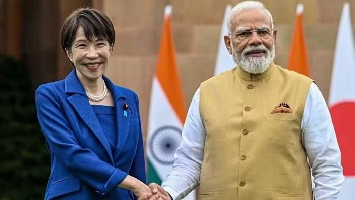 Thủ tướng Nhật Bản Sanae Takaichi (bên trái) gặp gỡ người đồng cấp Ấn Độ Narendra Modi trong chuyến thăm chính thức đầu tiên của bà tới nước này. Ảnh: Bloomberg.