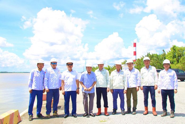 TS Nguyễn Hùng Dũng kể lại rằng trước chuyến đi, sức khỏe của ông Ngô Thường San không thật sự tốt, việc đi lại khá khó khăn. Nhưng khi đặt chân tới công trường Long Phú 1, tinh thần ông thay đổi rõ rệt. Ông đi nhanh hơn, nói chuyện nhiều hơn, ánh mắt sáng hơn.