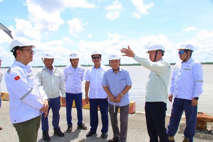 Đoàn tham quan khu vực cảng nhập nguyên liệu của Nhà máy.